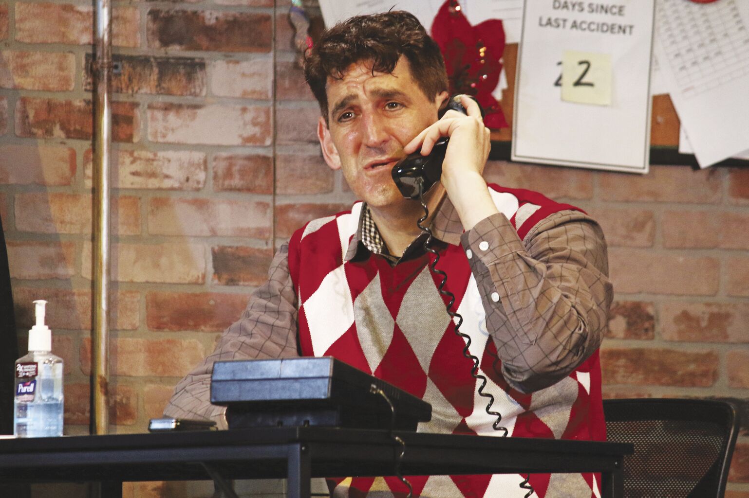 Review: Doug Shapiro wows in hilarious one-person show 'Fully Committed'
